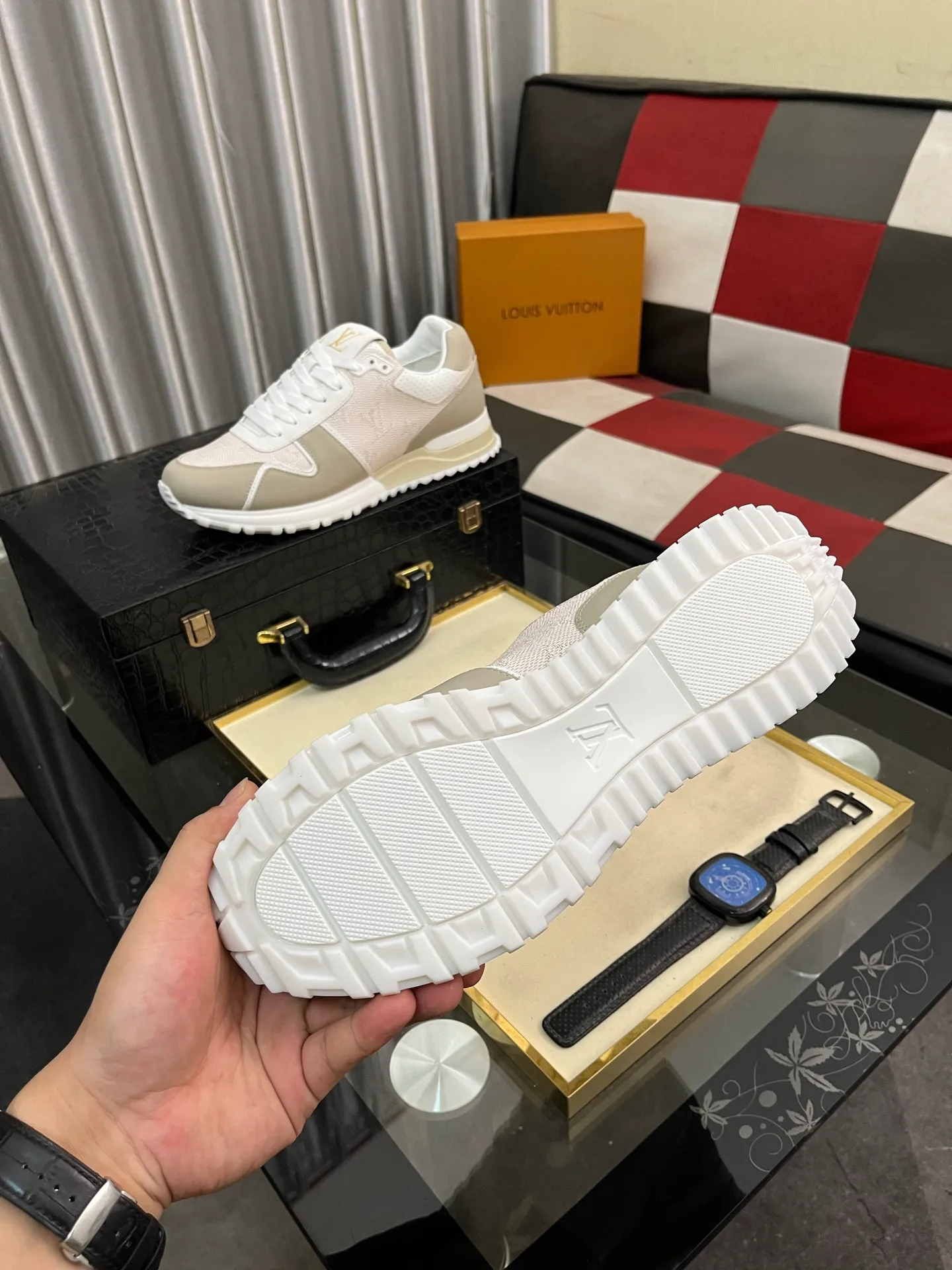Men's men's shoes 💰760⌚️⌚️Breaking hot 🆕🆕🆕𝙇𝙑 Top version: LV TARINE Louis Vuitton Donkey Brand L Home Casual Sports Shoes Skateboard Shoes Original Purchase Development Production This LV Trainer sneaker draws inspiration from retro basketball shoes, with a mixed technical material upper and handwritten Louis Vuitton logo on the side to highlight its eye-catching style. Rubber outsole with upgraded grip, exquisite packaging at the delivery counter 🛍📦 ▪️Fabrics: Original customized imported first-layer cowhide ▪️Inner lining: Original customized breathable mesh ▪️Outsole: Original molded TPU combination outsole ▪️Sole thickness: 3CM ▪️Size: Male 38-46 (customized at 45.46)